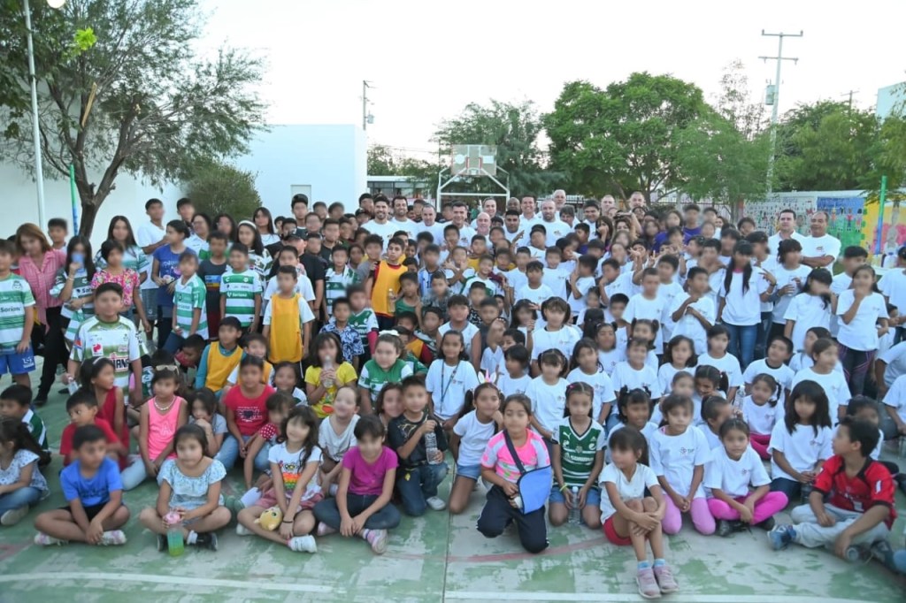 Conviven “Leyendas del Santos” con niños vinculados al sistema DIF Gómez&nbsp;Palacio.