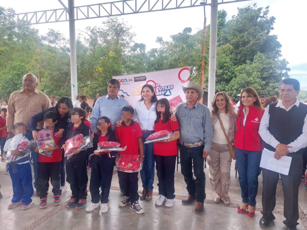 MÁS ALUMNOS LAGUNEROS RECIBEN DEL GOBIERNO DE ESTEBAN SUS UNIFORMES Y ÚTILES&nbsp;ESCOLARES.