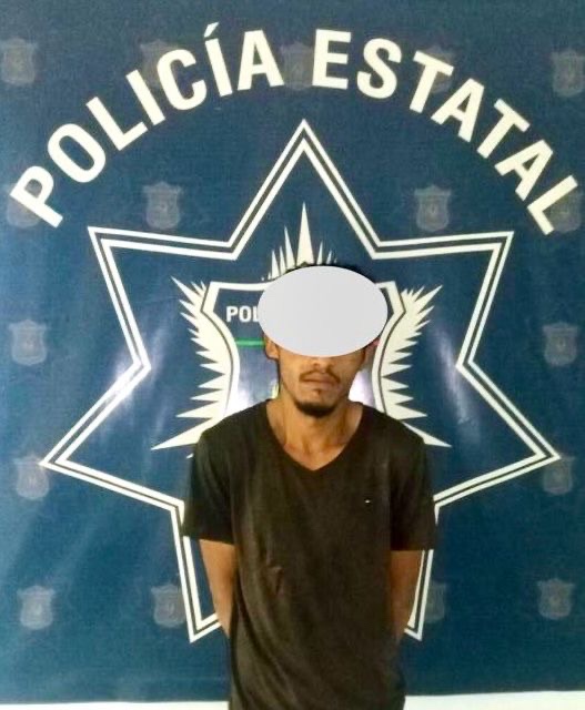 Estatales detienen a sujeto por robo al interior de local comercial escondido en el&nbsp;baño.