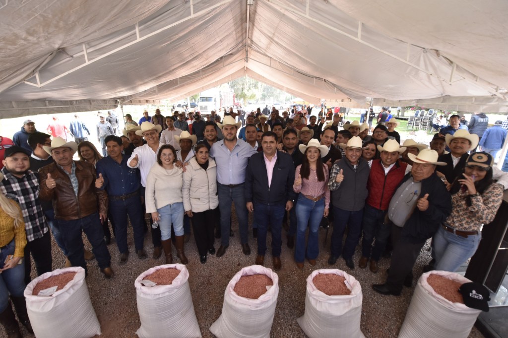ENTREGAN HOMERO MARTÍNEZ Y OCIEL NAVARRETE SEMILLA DE AVENA A PRODUCTORES DEL&nbsp;CAMPO.