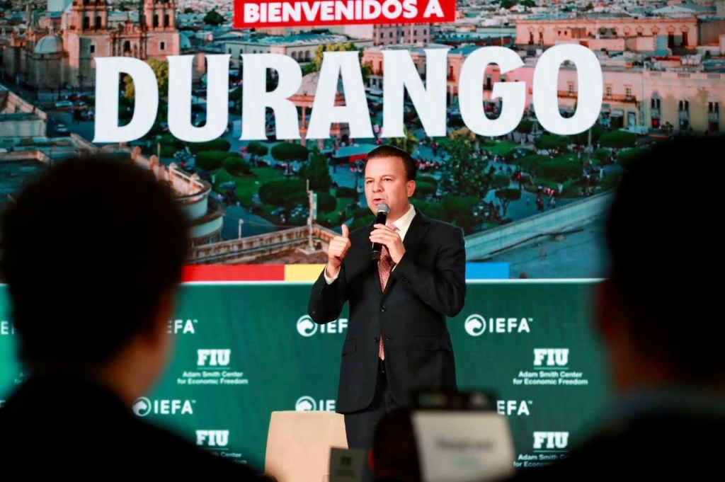 Entre ex Presidentes Latinoamericanos y líderes de la industria del entretenimiento, Esteban pone en alto a&nbsp;Durango.