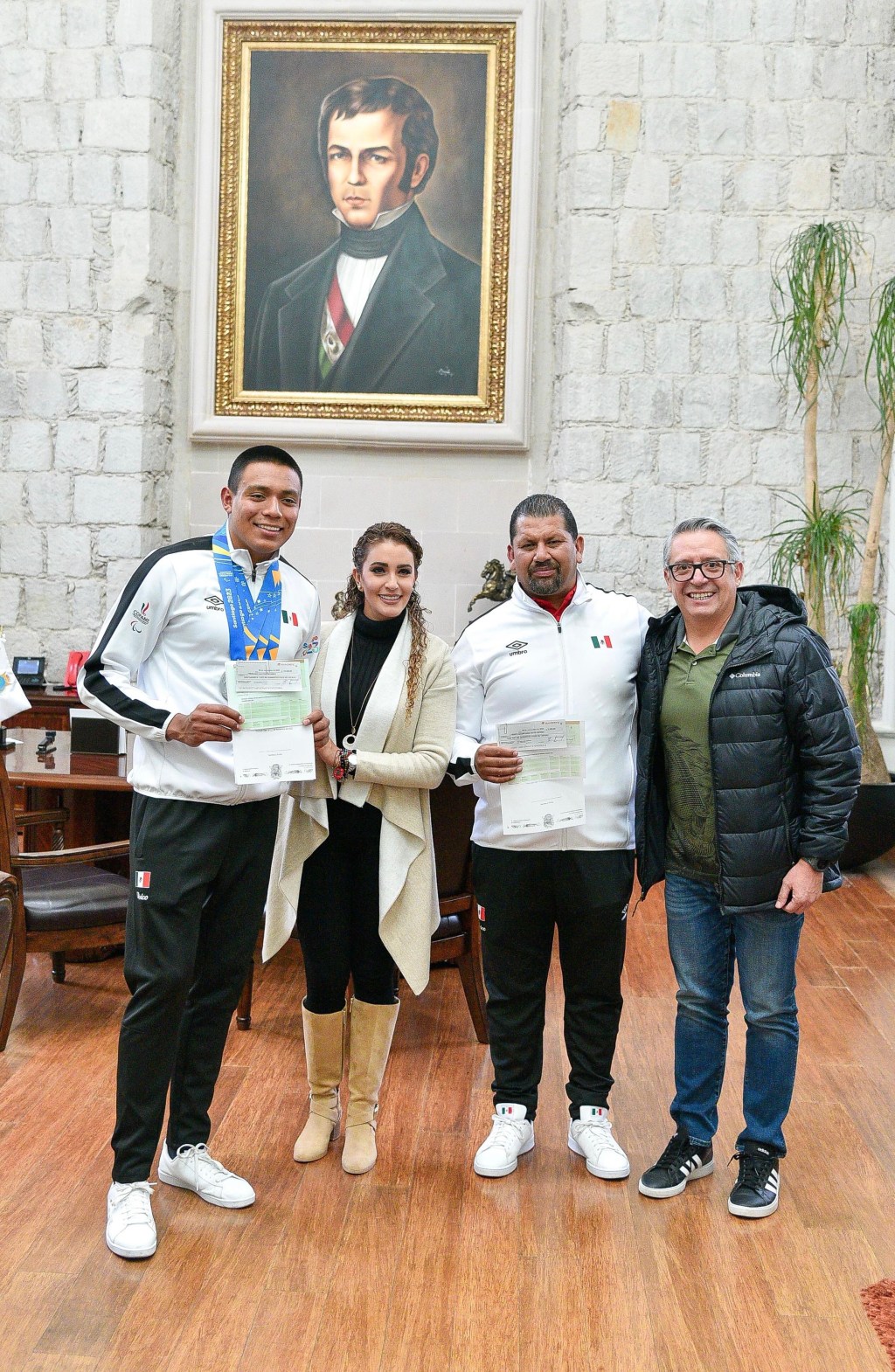 Reconoce Marisol Rosso esfuerzo del héroe Parapanamericano; entrega estímulo económico a Fernando&nbsp;Martínez.