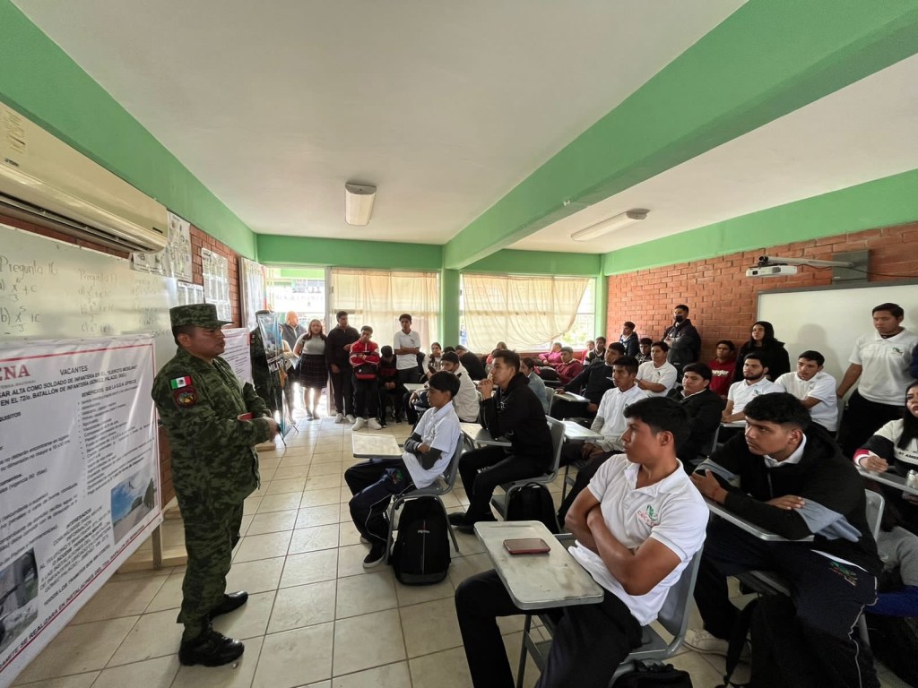 Ayuntamiento y personal del 72 Batallón de Infantería llevan alternativas educativas a estudiantes de bachillerato.