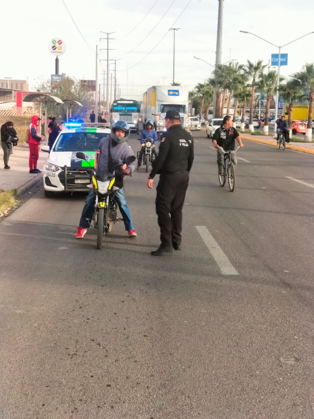Ayuntamiento de Gómez Palacio continúa regalando cascos a motociclistas.