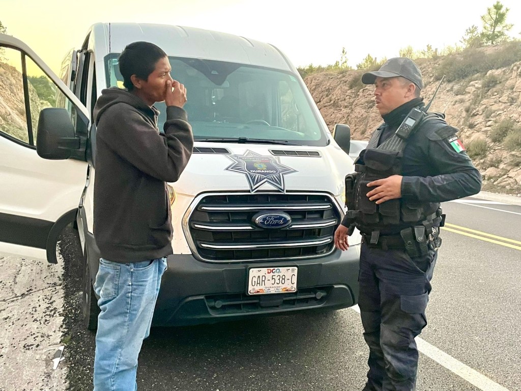 Estatales auxilian a joven que venía caminando desde Sinaloa para llegar a su casa en Vicente Guerrero,&nbsp;Dgo.