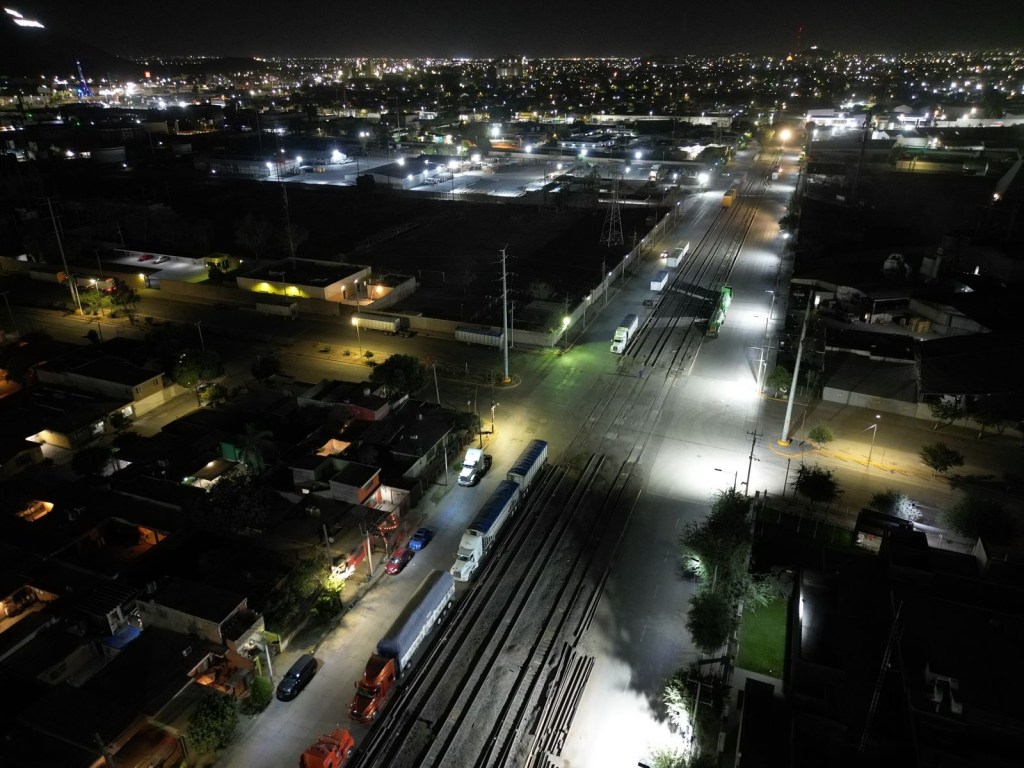 Agradece alcaldesa a Nuplen Alimentos la donación de 73 postes con sus respectivas&nbsp;luminarias.