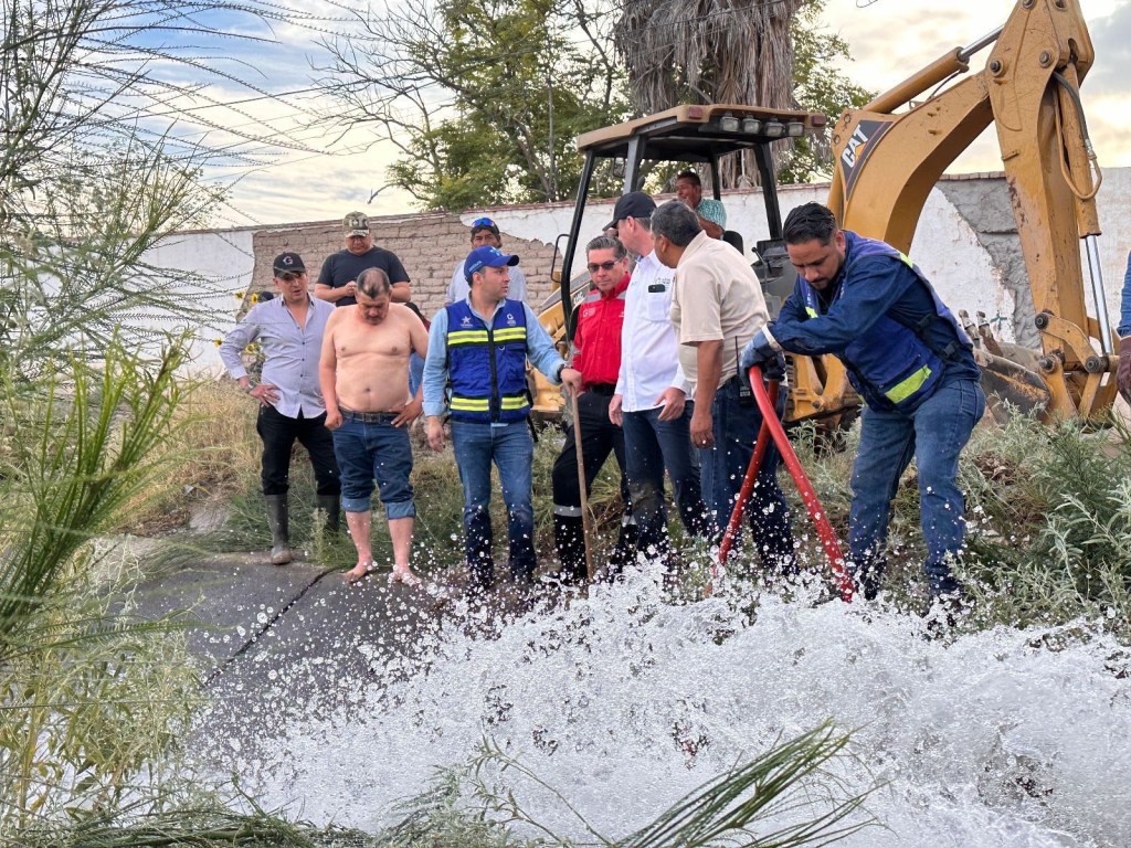 Trabajo conjunto de dependencias municipales atienden emergencia por desbordamiento de canal de riego en Ejido&nbsp;Vergel