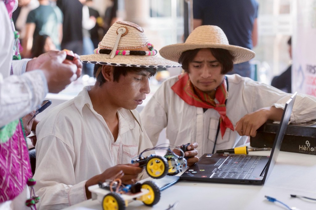 Estudiantes de zonas indígenas muestran entusiasmo por integrarse a empresas que trae gobernador&nbsp;Esteban
