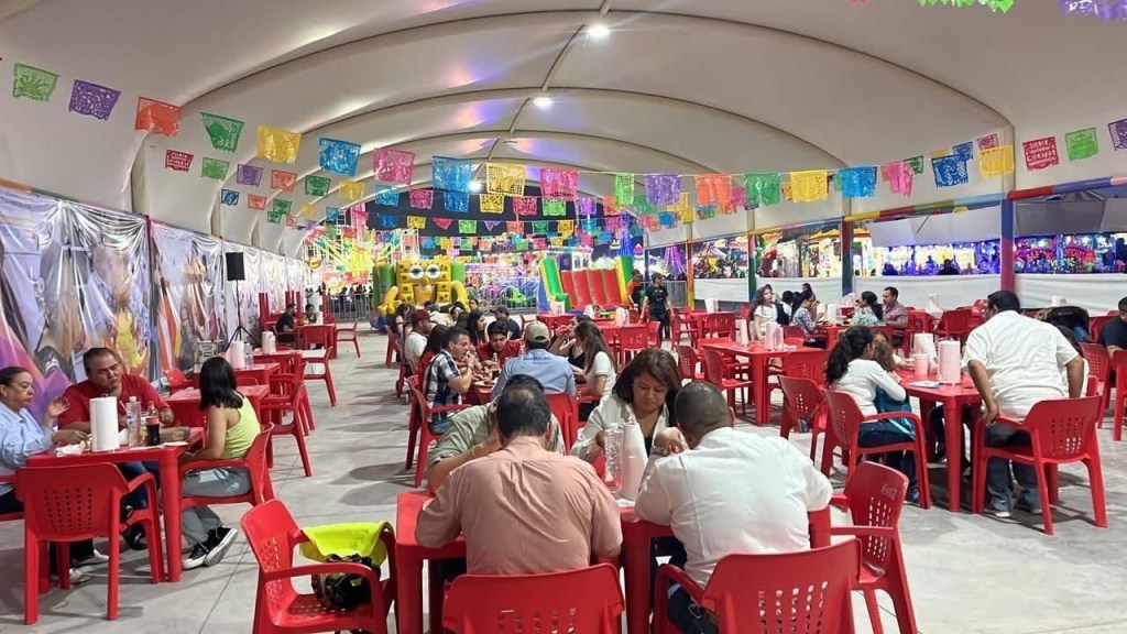 Invita DIF Gómez Palacio a degustar sus tradicionales pollos estilo Casa Íñigo en la Feria Gómez Palacio 2025